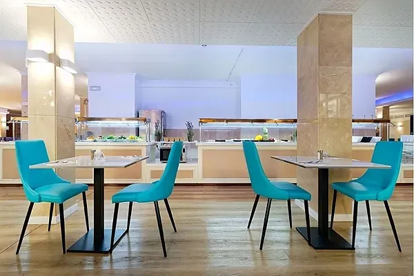 R2 Hoteles: Comedor amplio con buffet y mesas preparadas.