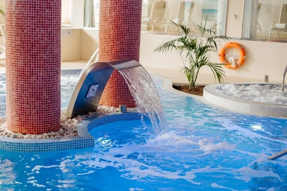 R2 Hoteles: Piscina de spa con cascada y jacuzzi.