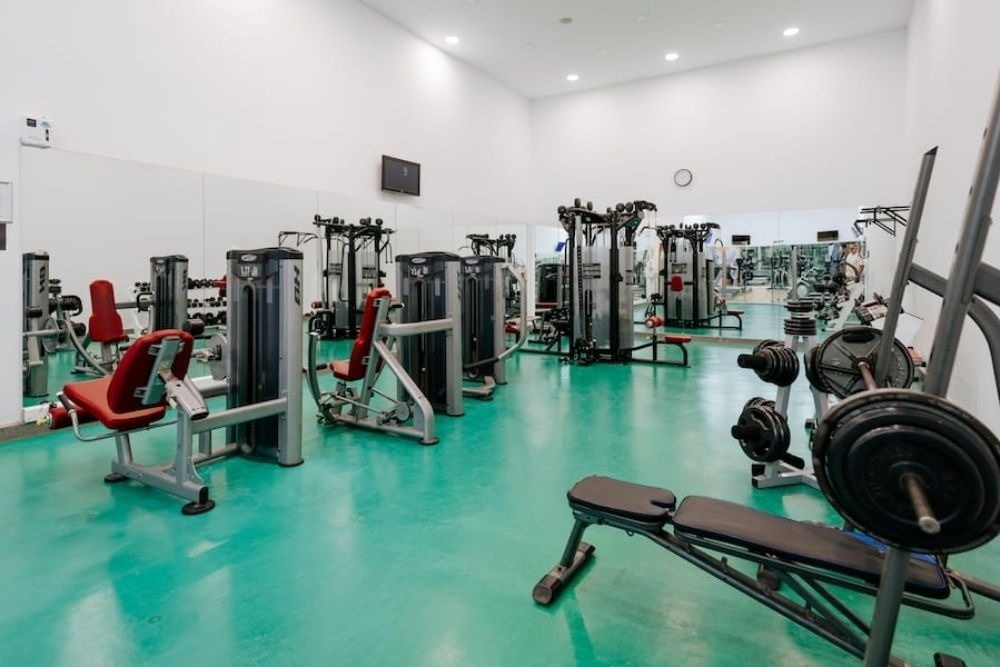 une salle de conférence remplie de tables et de chaises