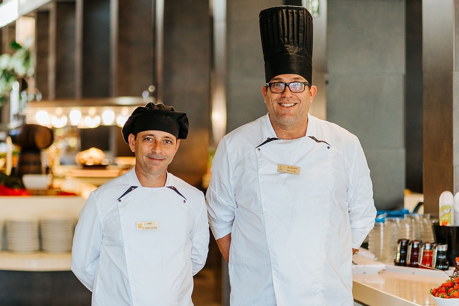 Mężczyzna i kobieta relaksują się w jacuzzi przy basenie