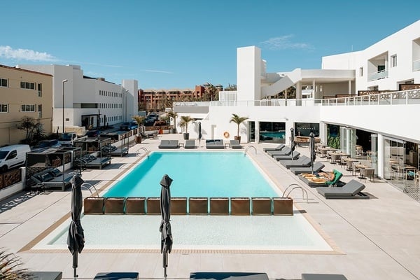 Ein Buffet mit Spaghetti- und Makkaroni-Gerichten