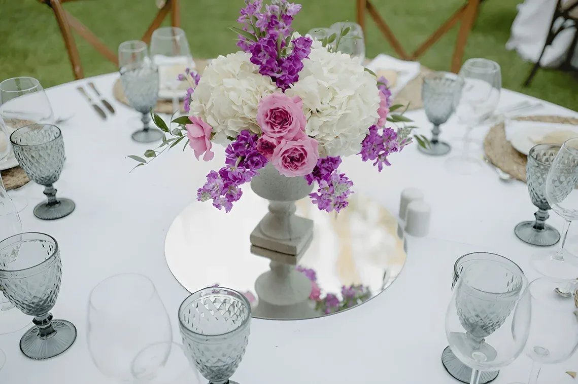 R2 Hoteles: Precioso arreglo floral para eventos corporativos.