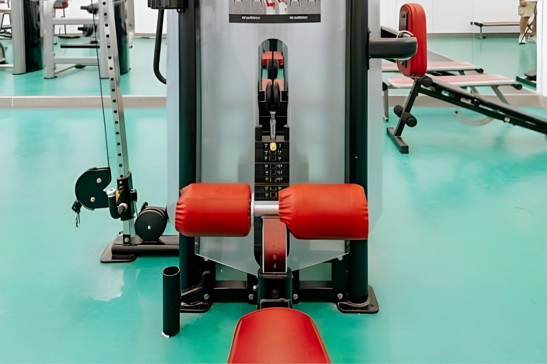 une salle de conférence remplie de tables et de chaises