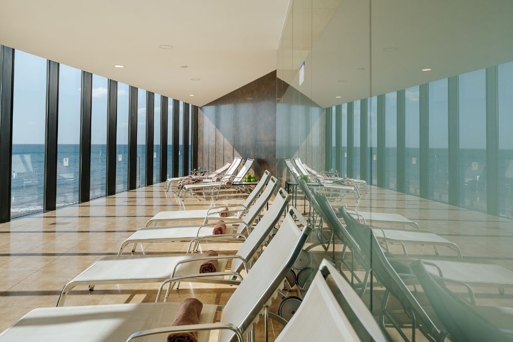 Ein Konferenzraum voller Tische und Stühle