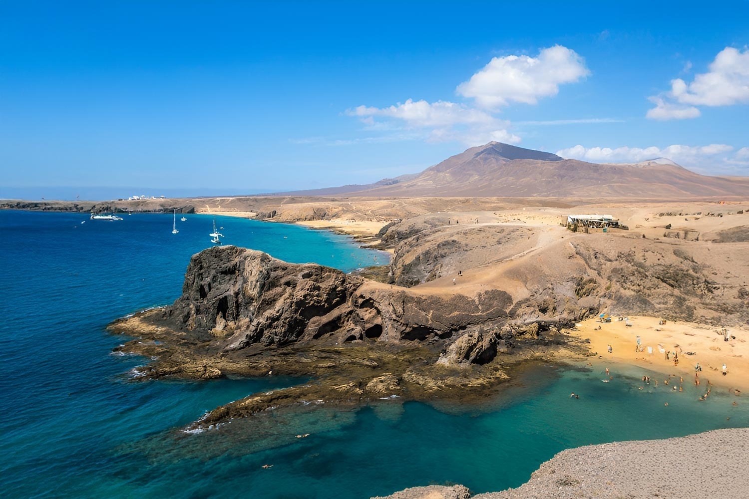 una vista aérea de un océano con barcos en él
