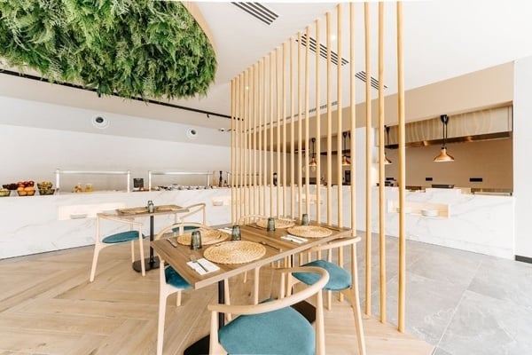 ein Konferenzraum voller Tische und Stühle