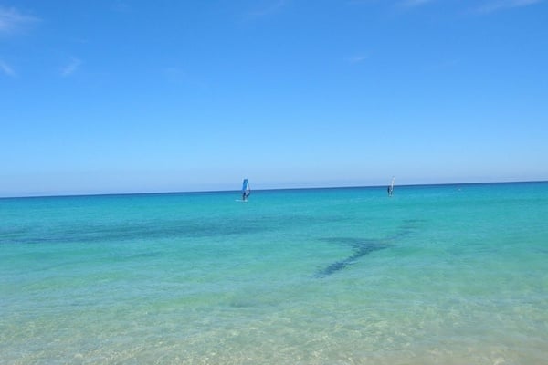 une salle de conférence remplie de tables et de chaises