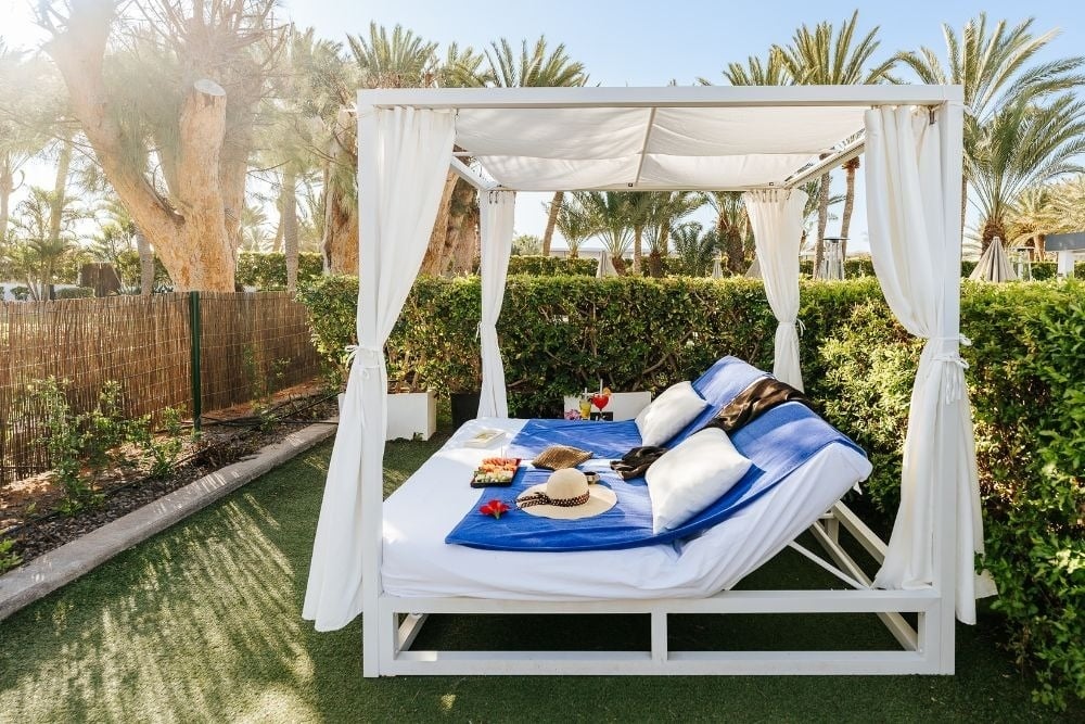 R2 R. Fantasia: Luxury Balinese bed with drinks at R2 Hotels