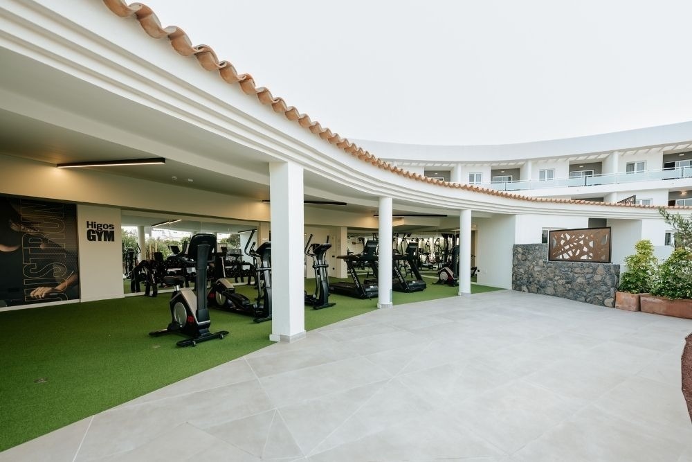 una sala conferenze piena di tavoli e sedie