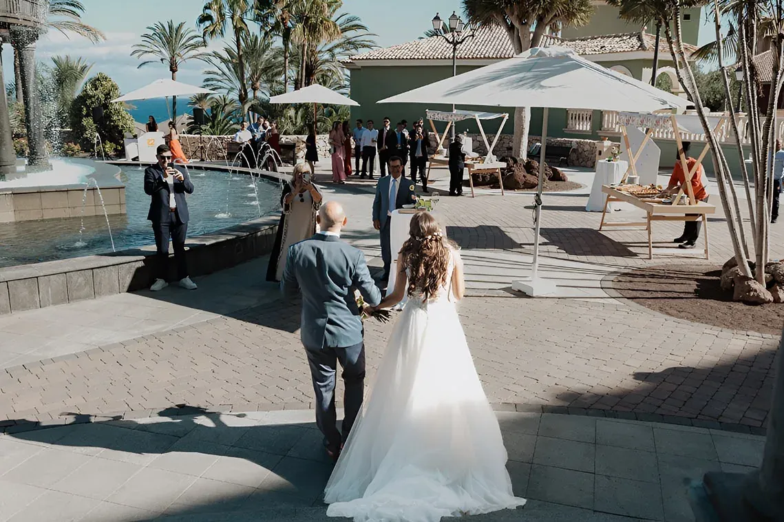 Evento R2 Hoteles: Ceremonia de boda al aire libre con vistas.