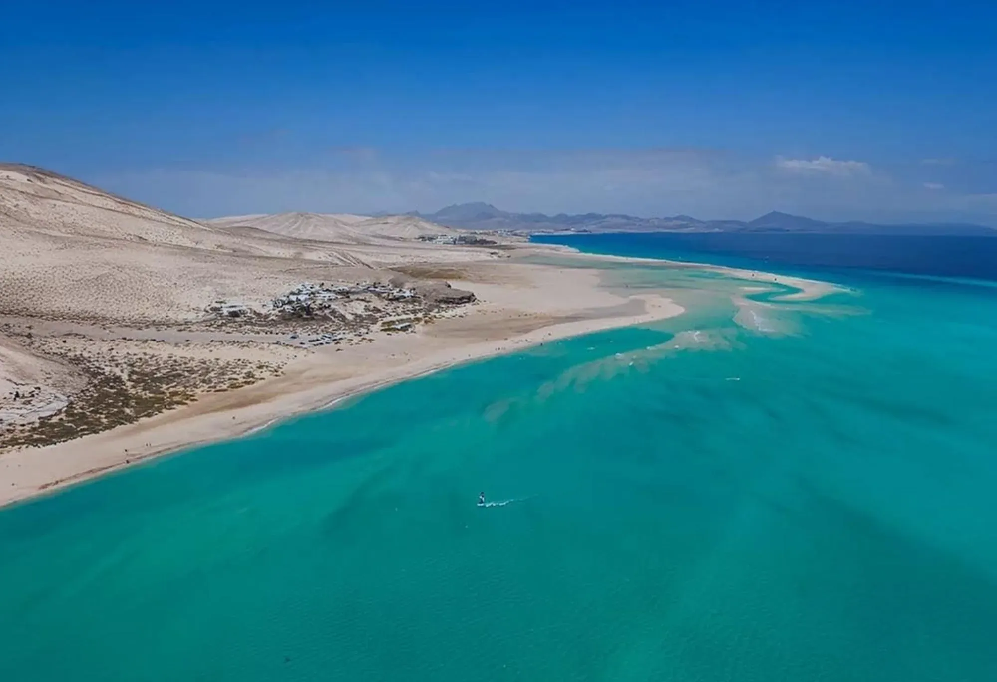 Mar turquesa y arena dorada. Tu escapada perfecta con R2 Hoteles: Corporativa.