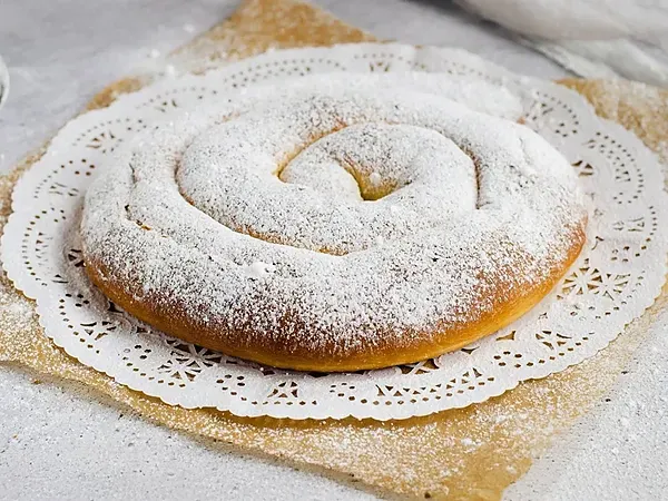 R2 Hôtels : Délicieuse pâtisserie en spirale saupoudrée de sucre glace