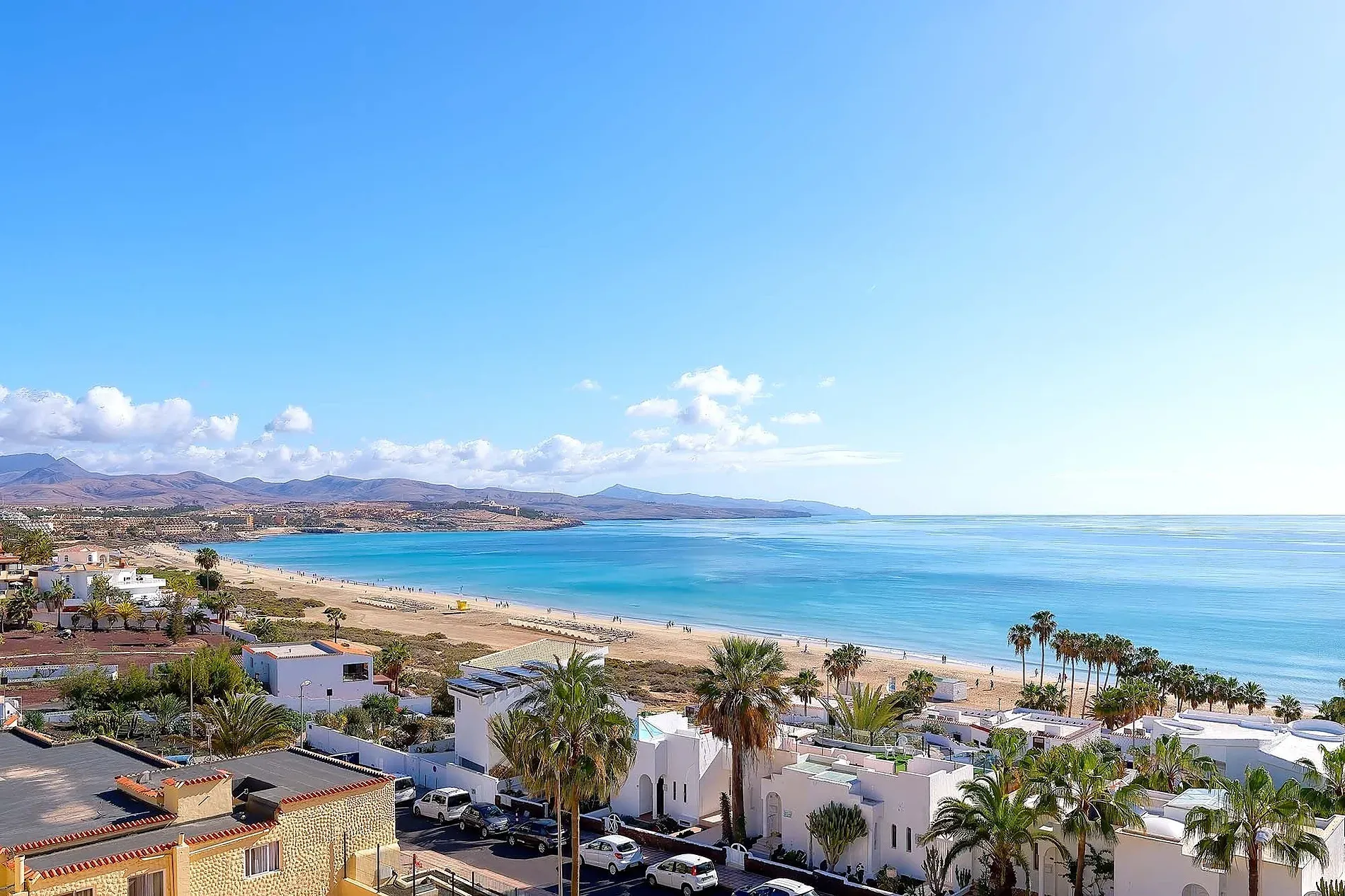 Hôtels et destinations | R2 Hotels : Vue panoramique sur la plage et la mer depuis votre hébergement.