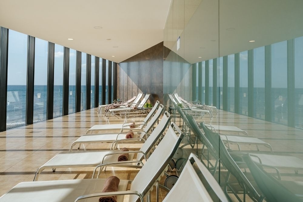 une salle de conférence remplie de tables et de chaises