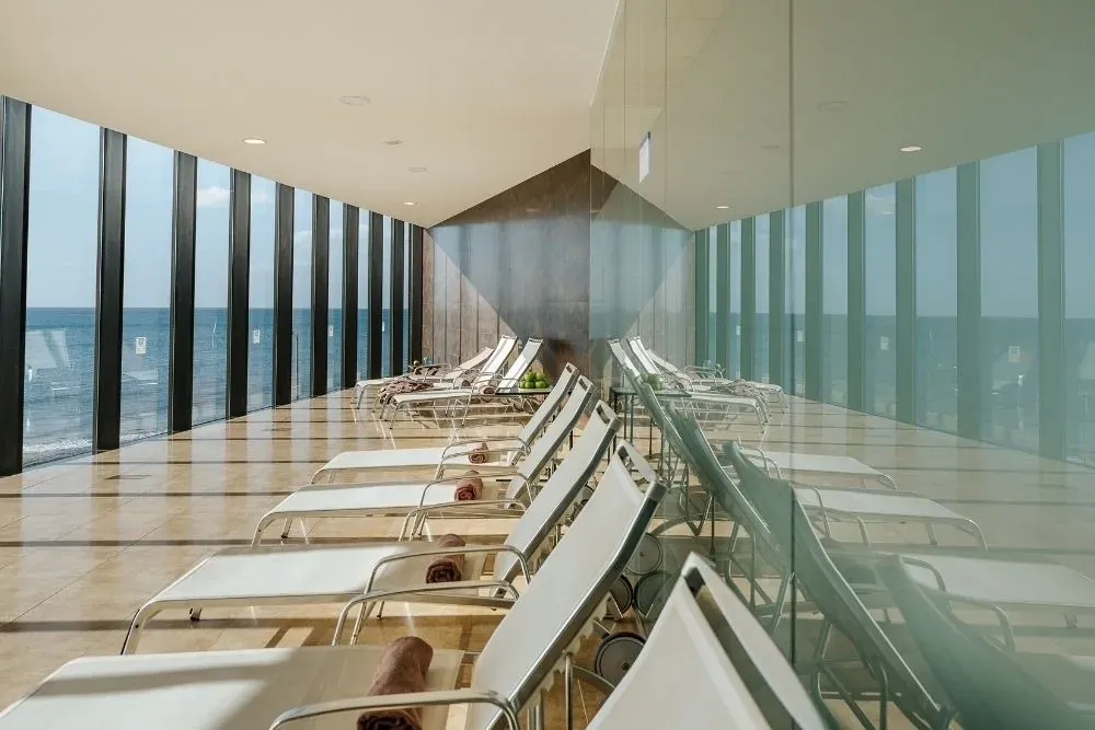 R2 Hoteles: Corporativa - Camastros de spa con vista al mar.
