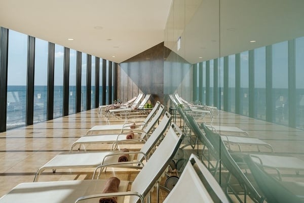 sala konferencyjna pełna stołów i krzeseł