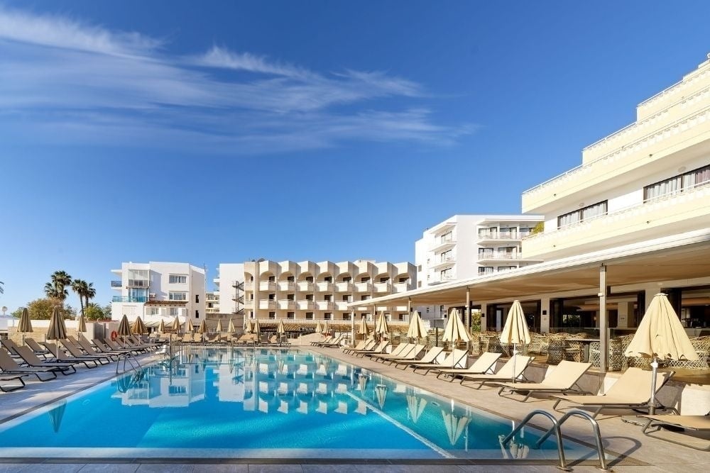 Zona de piscina y descanso en R2 Verónica Beach Hotel | R2 Hotels