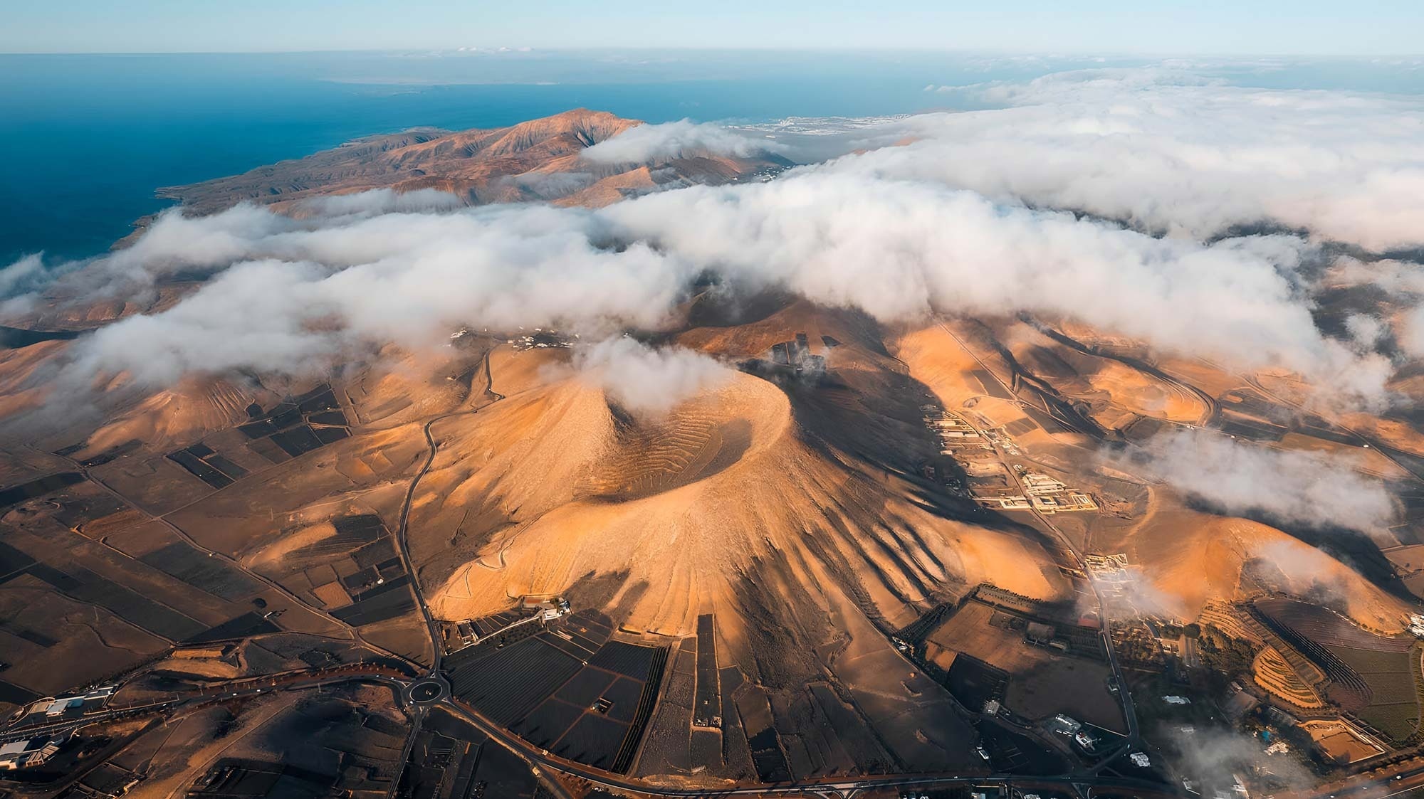 Día de Canarias: Volcanes que laten, mares que abrazan