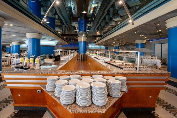 bufet z daniami ze spaghetti i makaronu