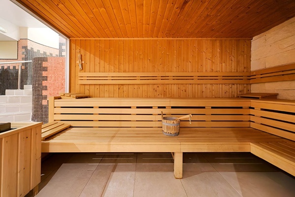 una sala de conferencias llena de mesas y sillas