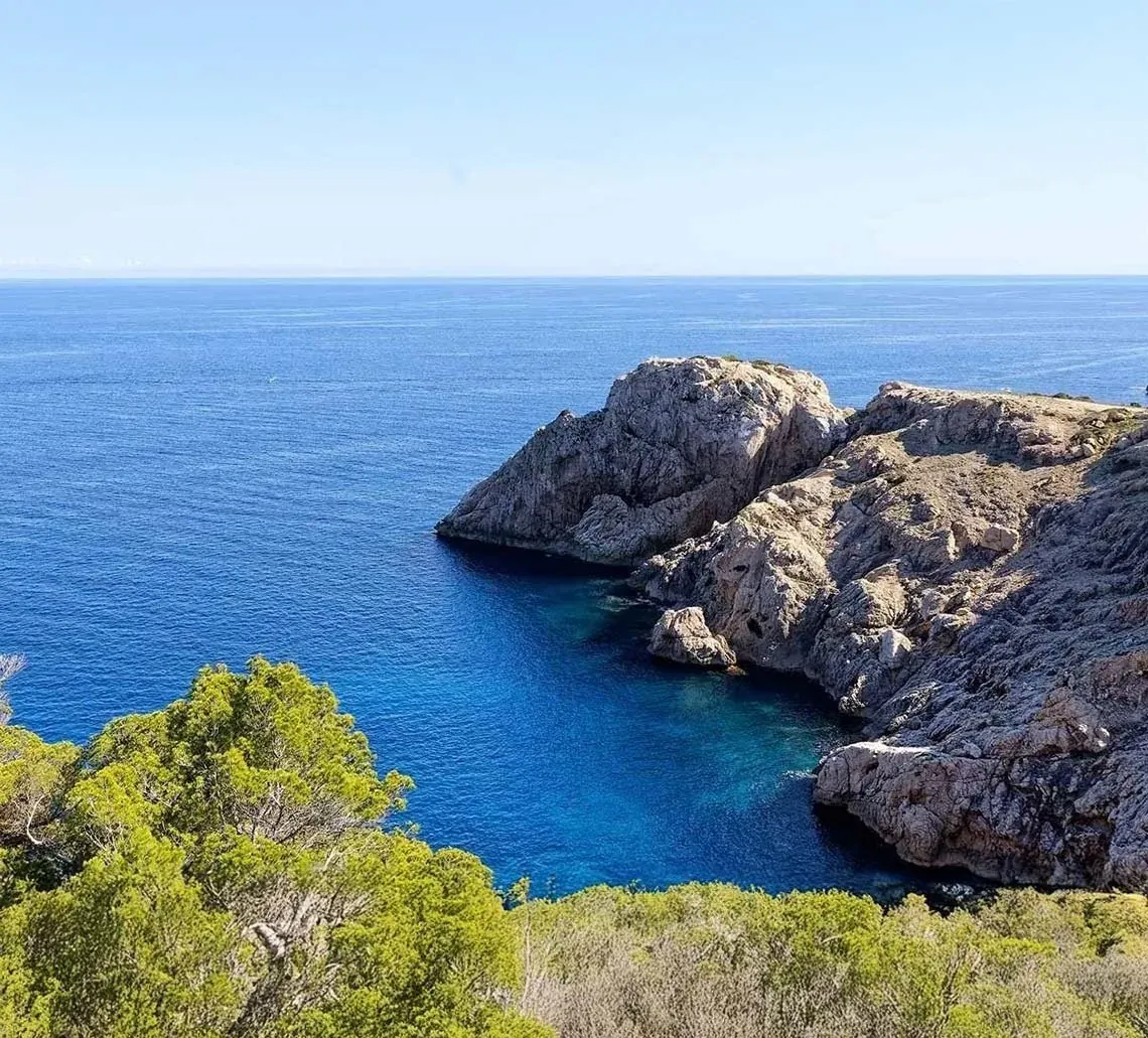 R2 Hoteles: Paisaje costero con mar turquesa.