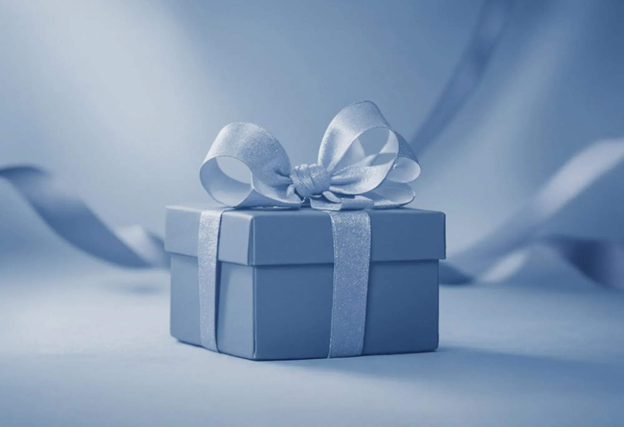 Caja de regalo azul con lazo R2 Hoteles: Un toque corporativo.