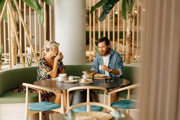 ein Konferenzraum voller Tische und Stühle