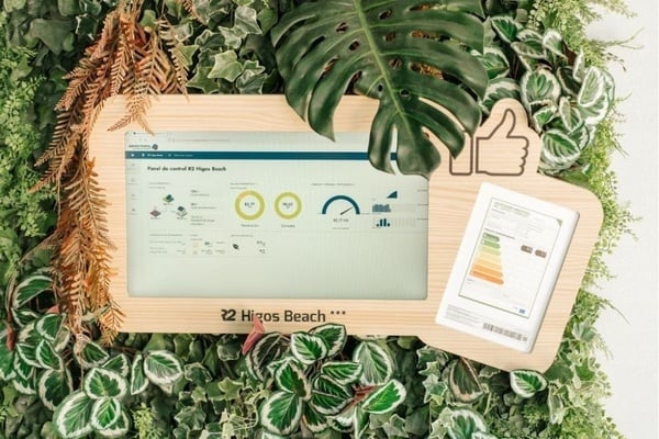 ein Tisch mit Tellern und Besteck und einer Tischdecke mit Fischen und Wellen