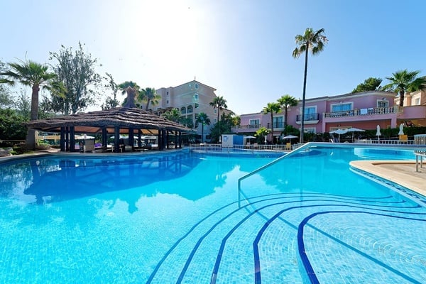 una mesa con platos y cubiertos y un mantel con peces y olas
