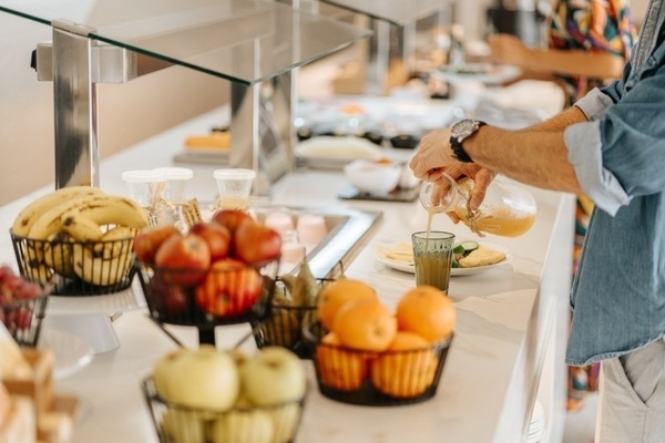 ein Konferenzraum voller Tische und Stühle