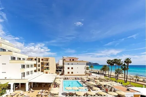 R2 Hoteles: Corporativa - Piscina y hotel Verónica Beach con tumbonas y sombrillas.