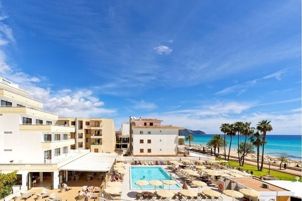 una mesa con platos y cubiertos y un mantel con peces y olas