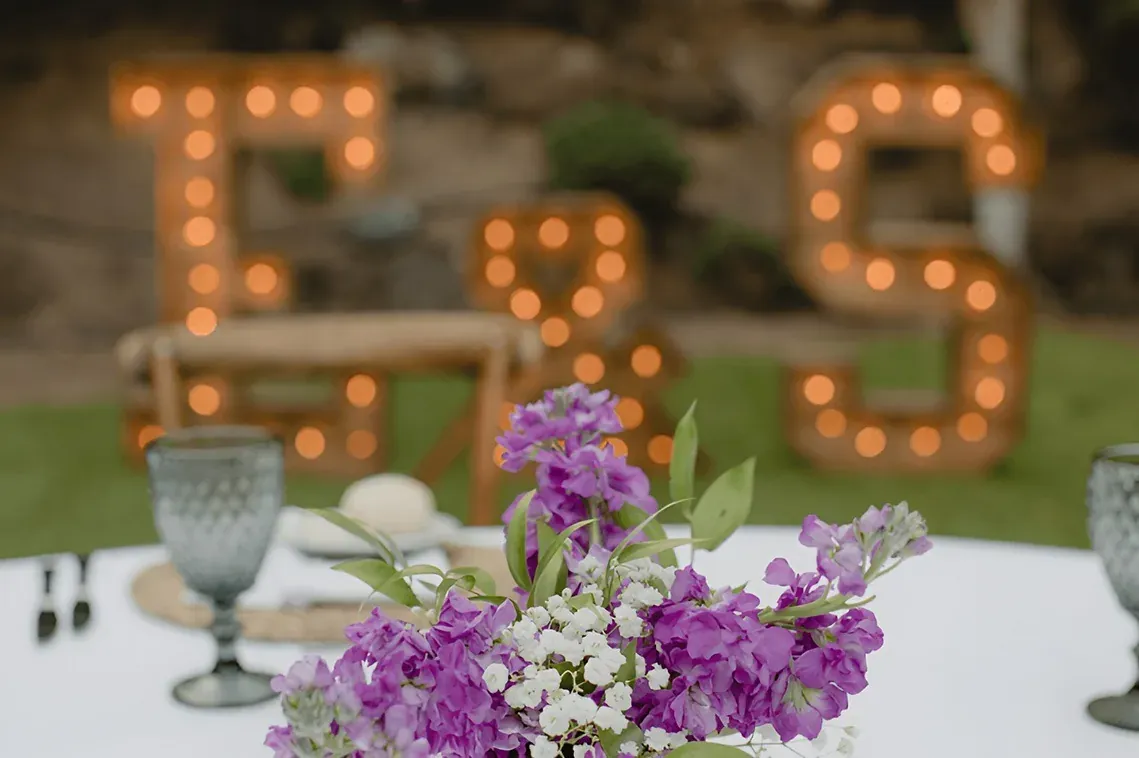 R2 Hoteles: Corporativo. Ambientación floral y letras iluminadas para eventos.