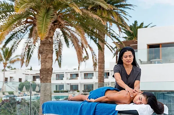 R2 Hoteles: Entspannende Massage auf dem Balkon mit Meerblick.