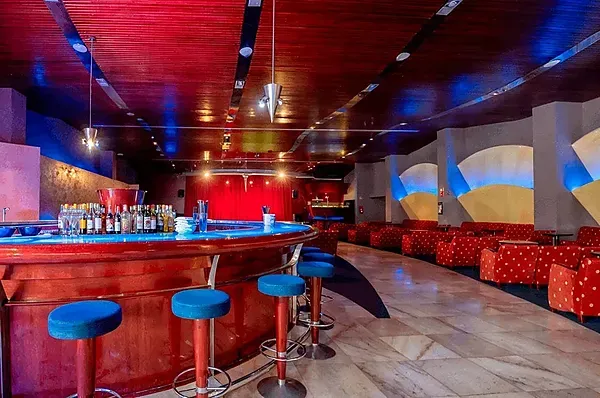 R2 Hotels: Refreshing cocktails and fruit on sunny terrace.