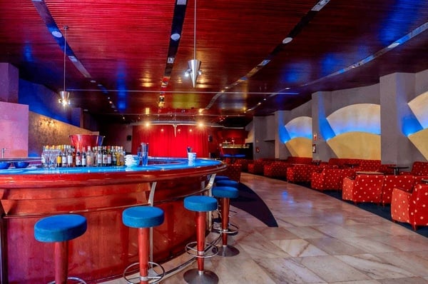 bufet z daniami spaghetti i makaronów