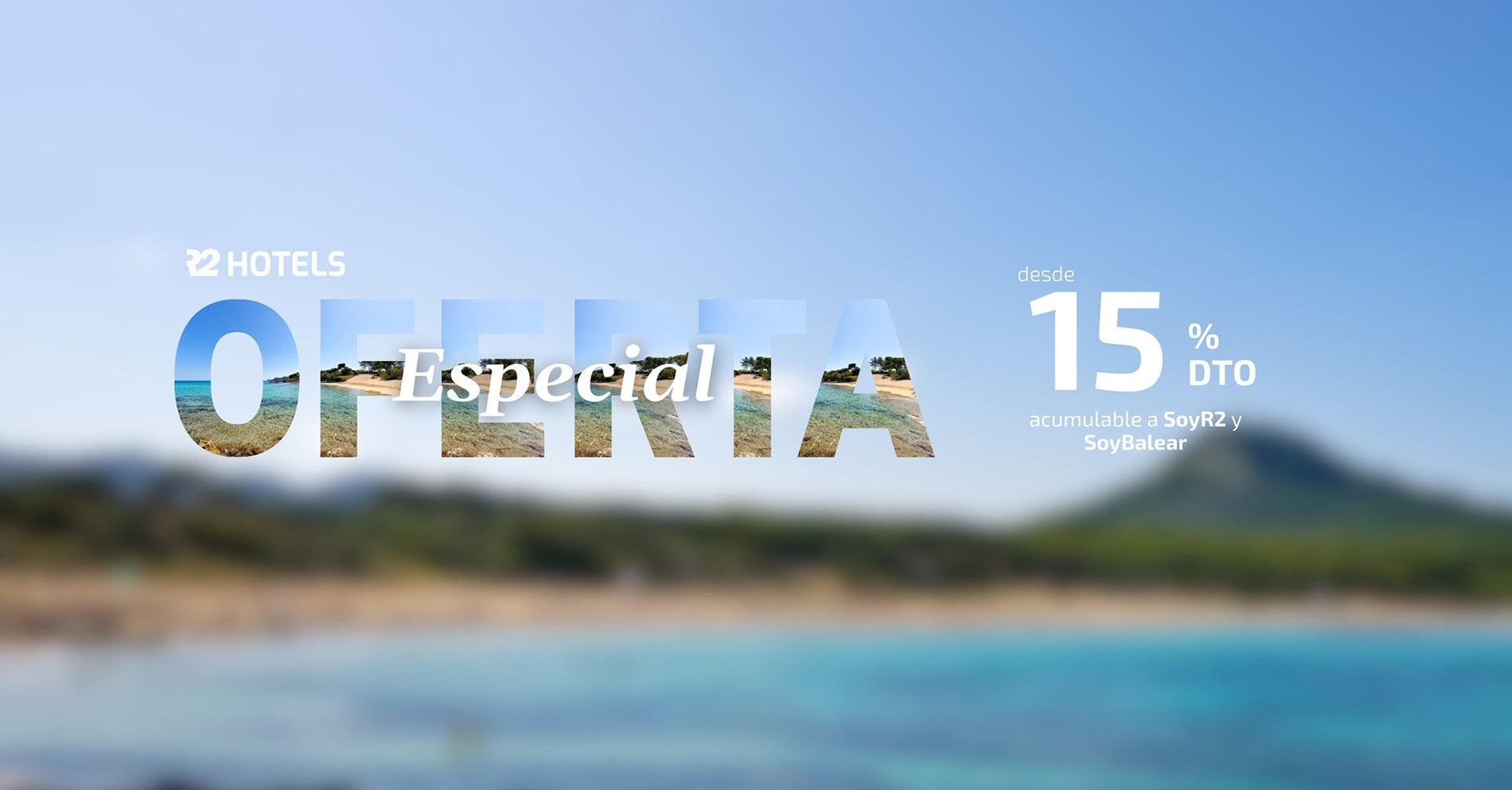 una piscina rodeada de sillas y sombrillas con vistas al océano