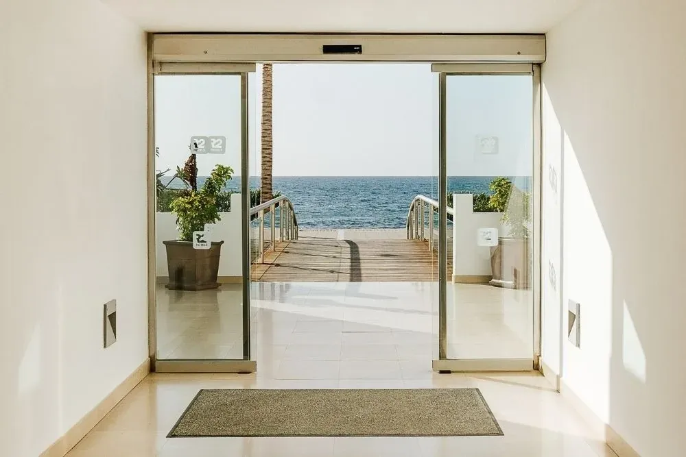 R2 Bahia Playa Design Hotel: puerta abierta a la playa. R2 Hotels.