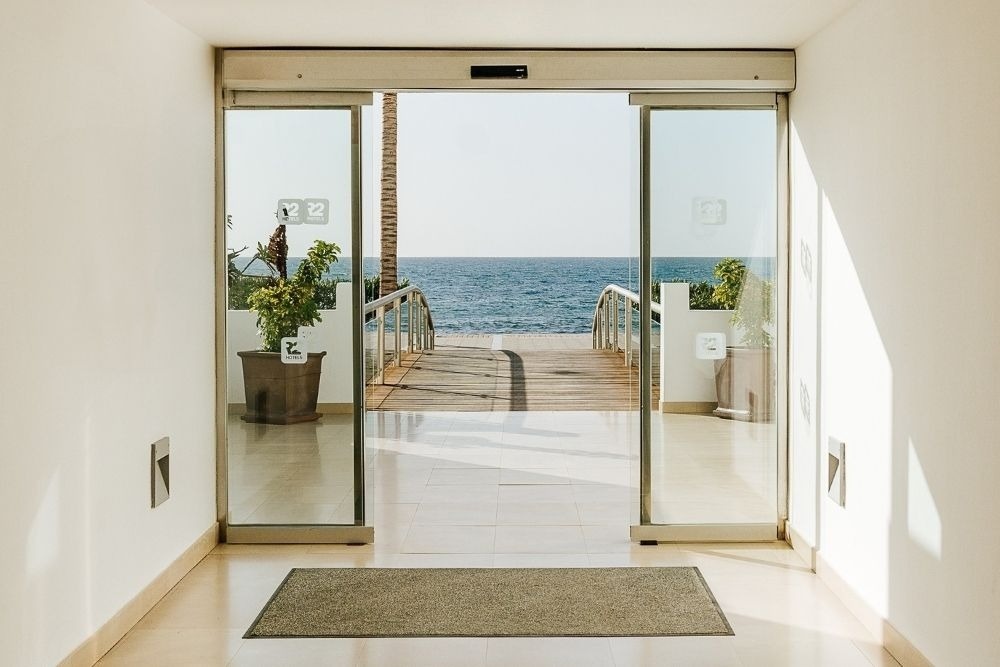 R2 Bahia Playa Design Hotel & Spa: Eingangsbereich mit Meerblick-Holzsteg, R2 Hotels.