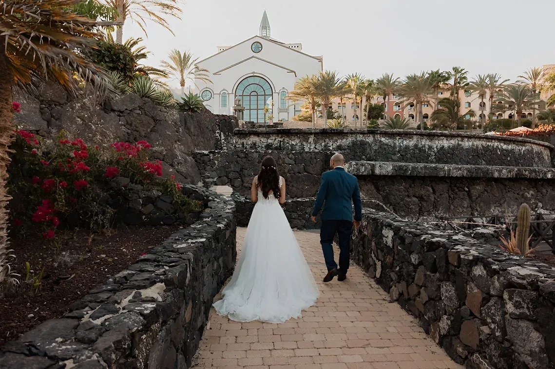 Novios camino a R2 Hoteles: Corporativa entre rocas y palmeras