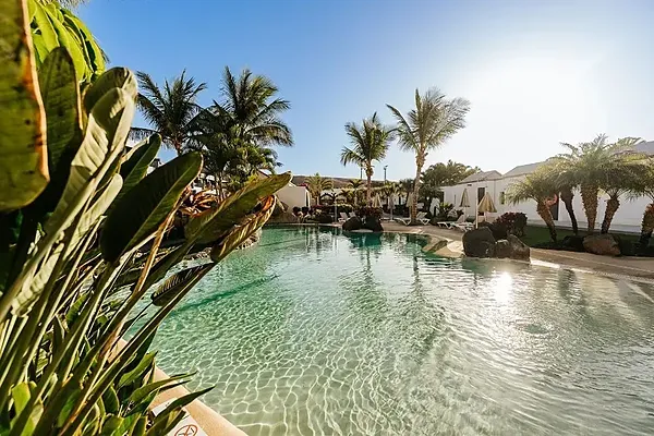 Pool und Palmen bei R2 Hoteles: Corporativa, ideal für Ihren Urlaub.