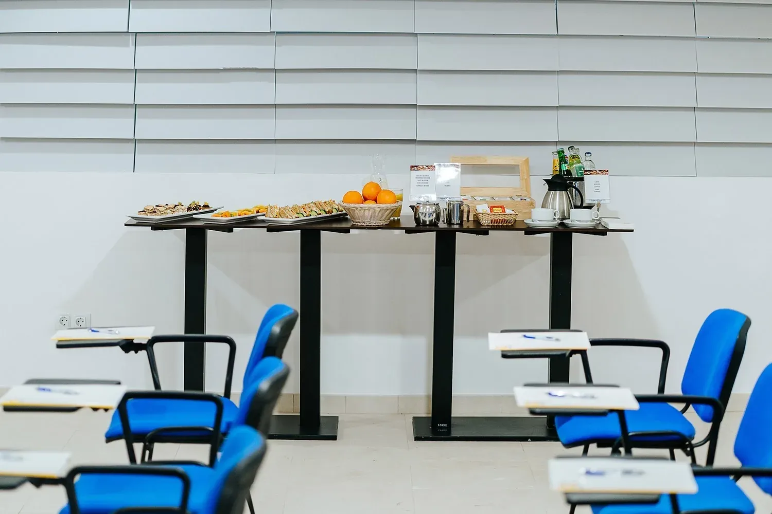 R2 Hoteles: Firmen catering mit Tischen und Stühlen.