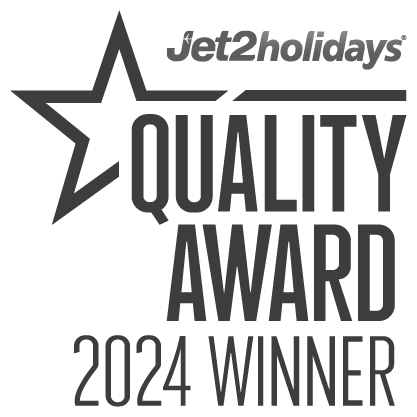 un logo travellife con una mano che tiene una foglia