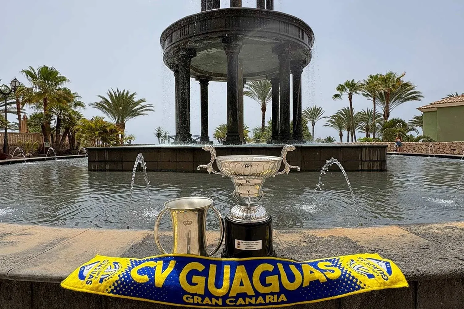 Trophées et écharpe du CV Guaguas Gran Canaria. Célébrez votre succès avec R2 Hôtels: Corporatif!