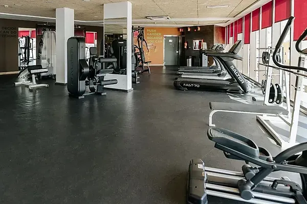 R2 Hoteles: Firmenfitness. Fitnessraum mit Crosstrainern und Laufbändern.
