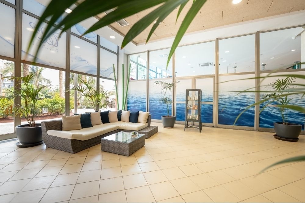 une salle de conférence remplie de tables et de chaises