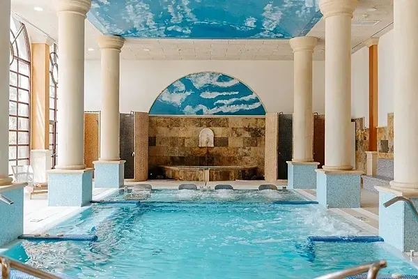 Entspannen Sie sich im R2 Hotels: Corporativa Pool mit Gartenblick.