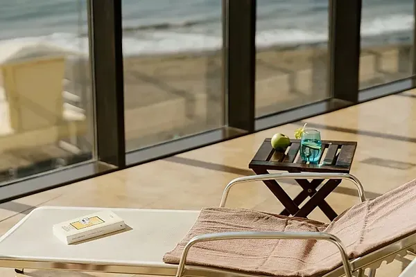 Innenpool mit Wasserfällen und "Las Termas de Tarajalejo" Schild von R2 Hoteles: Corporativa.
