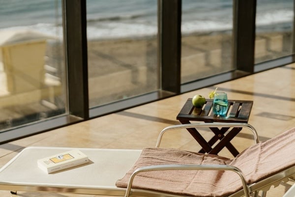 una sala de conferencias llena de mesas y sillas