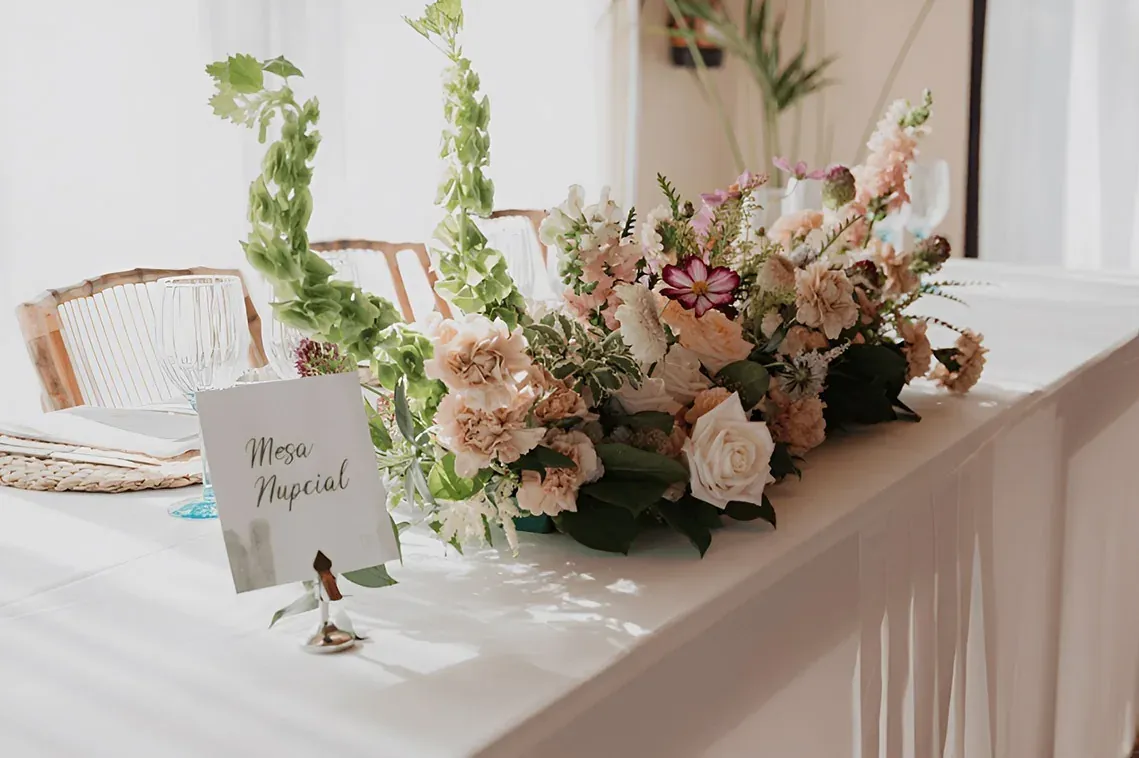 R2 Hoteles: Mesa de bodas adornada con flores y tarjetas.